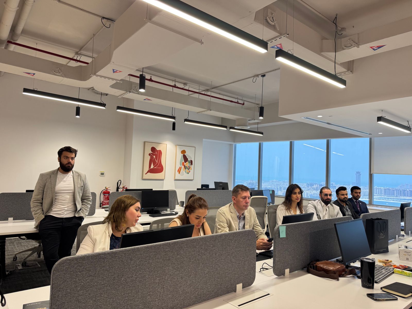 Equipo trabajando en una oficina moderna
