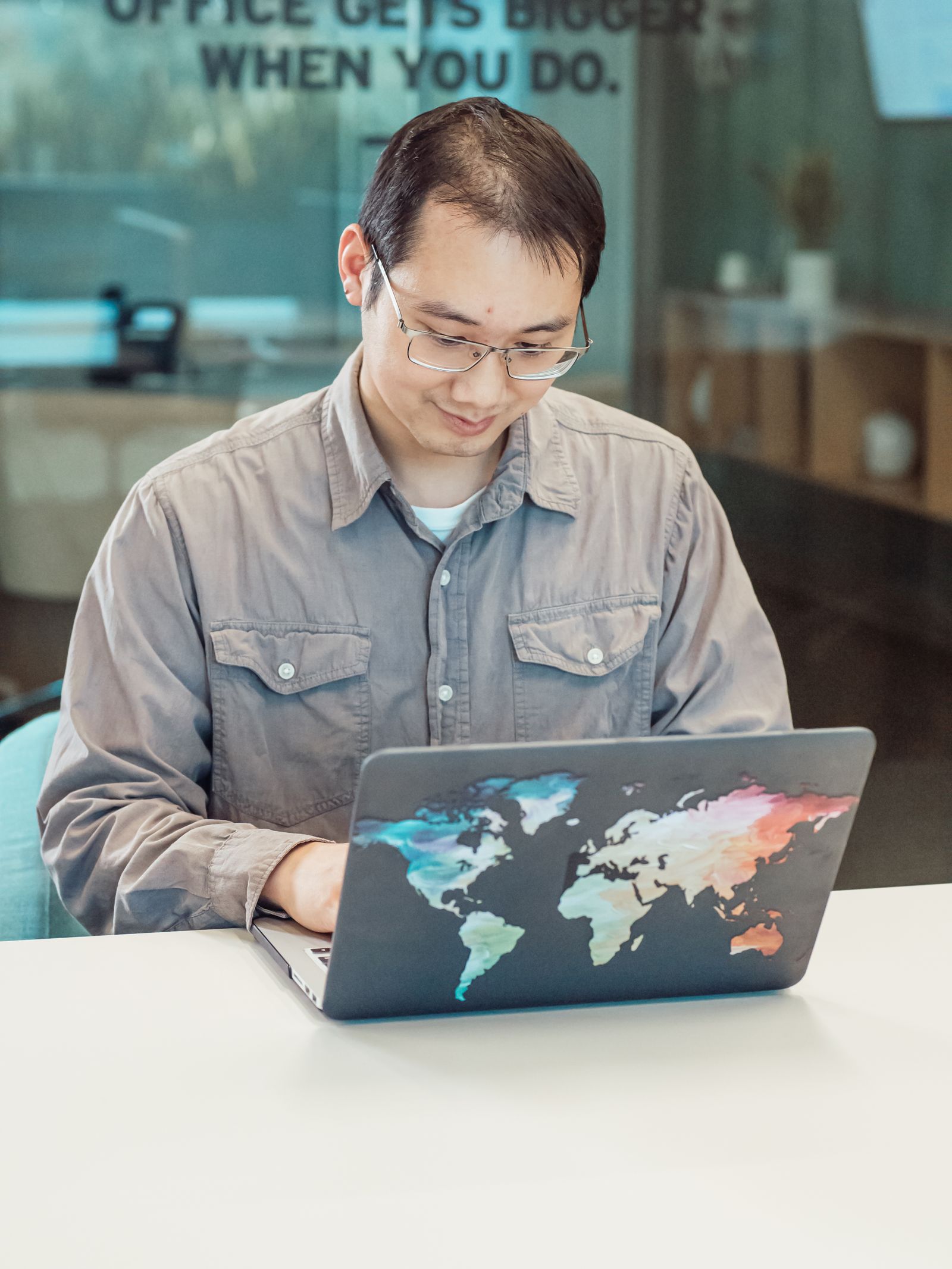 Freelance trabajando en remoto con su portátil