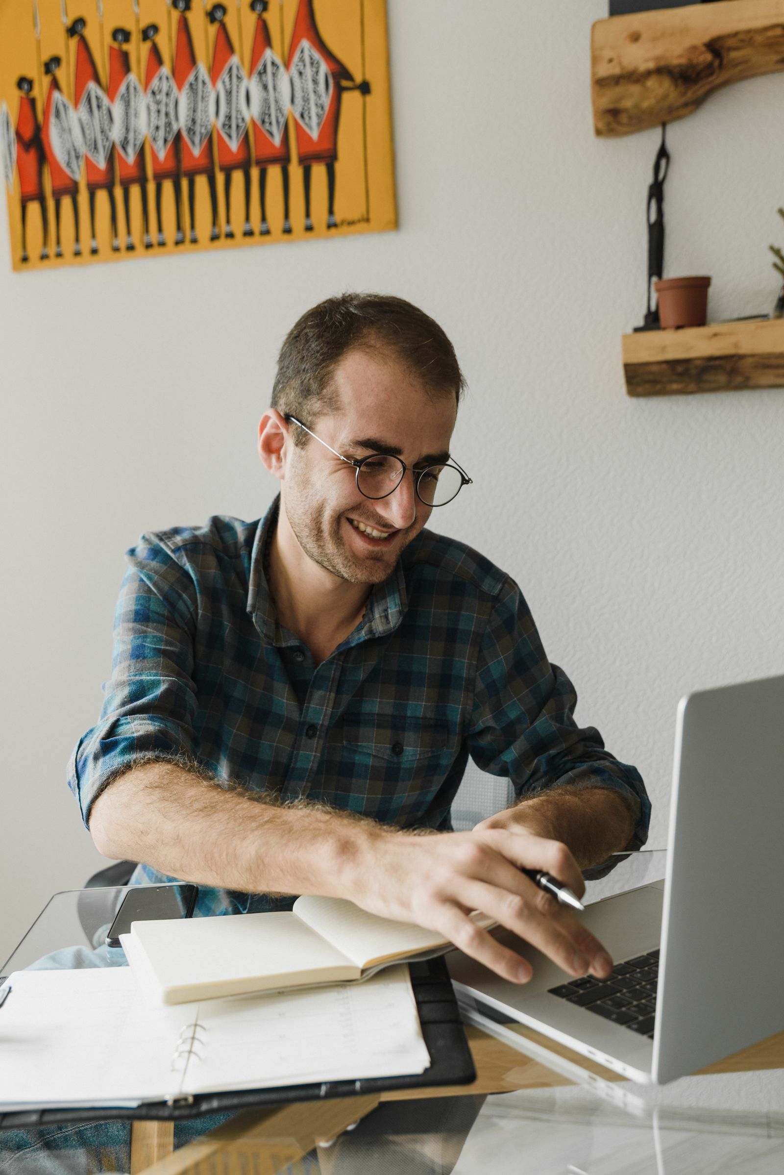 Profesional freelance sonriendo trabajando con portátil