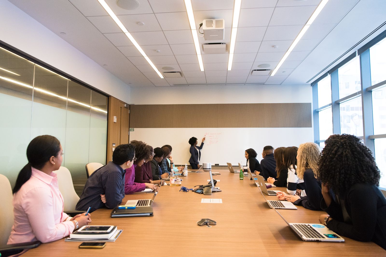 Reunión de equipo en una empresa